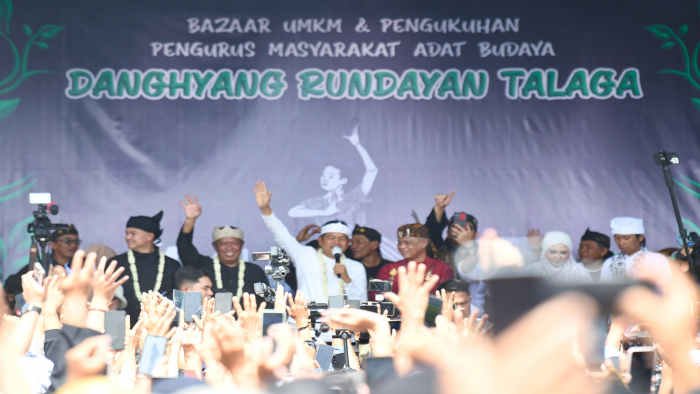 Gubernur Jawa Barat Dedi Mulyadi Menghadiri dan Mengukuhkan Pengurus Masyarakat Adat Budaya Danghyang Rundayan Talaga di Alun - Alun Talaga Manggung Kab. Majalengka, Senin (12/5/2025).