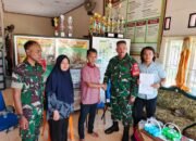 Upaya memperkuat hubungan harmonis antara TNI dan masyarakat kembali ditunjukkan oleh Kodim 0424/Tanggamus. Melalui pendekatan persuasif dan kekeluargaan, Kodim berhasil memfasilitasi penyelesaian damai antara salah satu anggotanya, Kopka Andriansyah, dengan warga Pekon Kalibening, Zainal Abidin, pada Jumat, (17/10/2025).