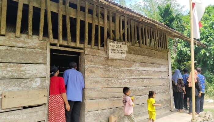 Di Balik Dinding Papan dan Atap Seng: Potret Haru Kelas Jauh SDN 1 Tanjung Raja